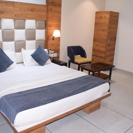 Hotel Viram Pārdi エクステリア 写真