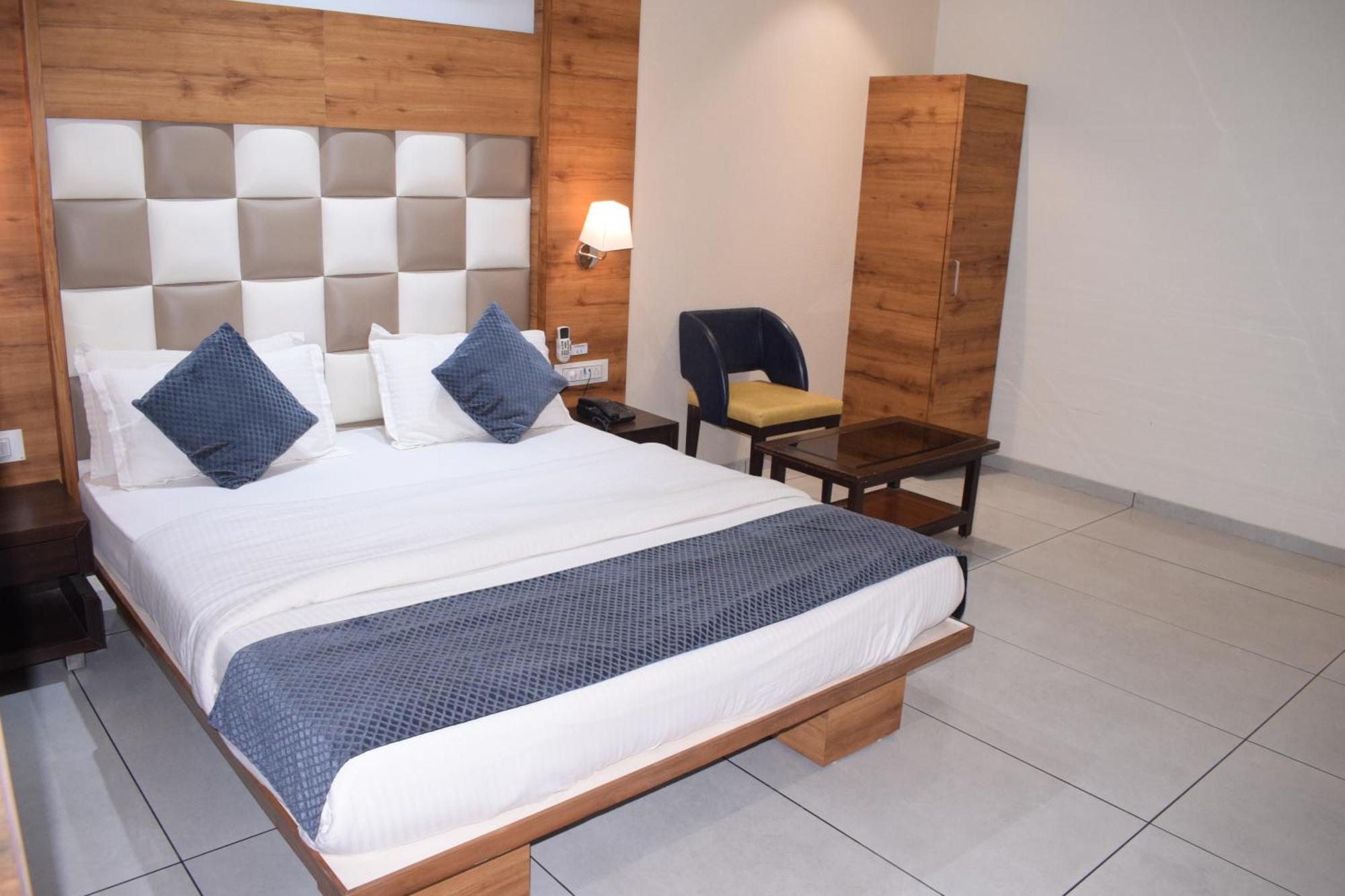 Hotel Viram Pārdi エクステリア 写真
