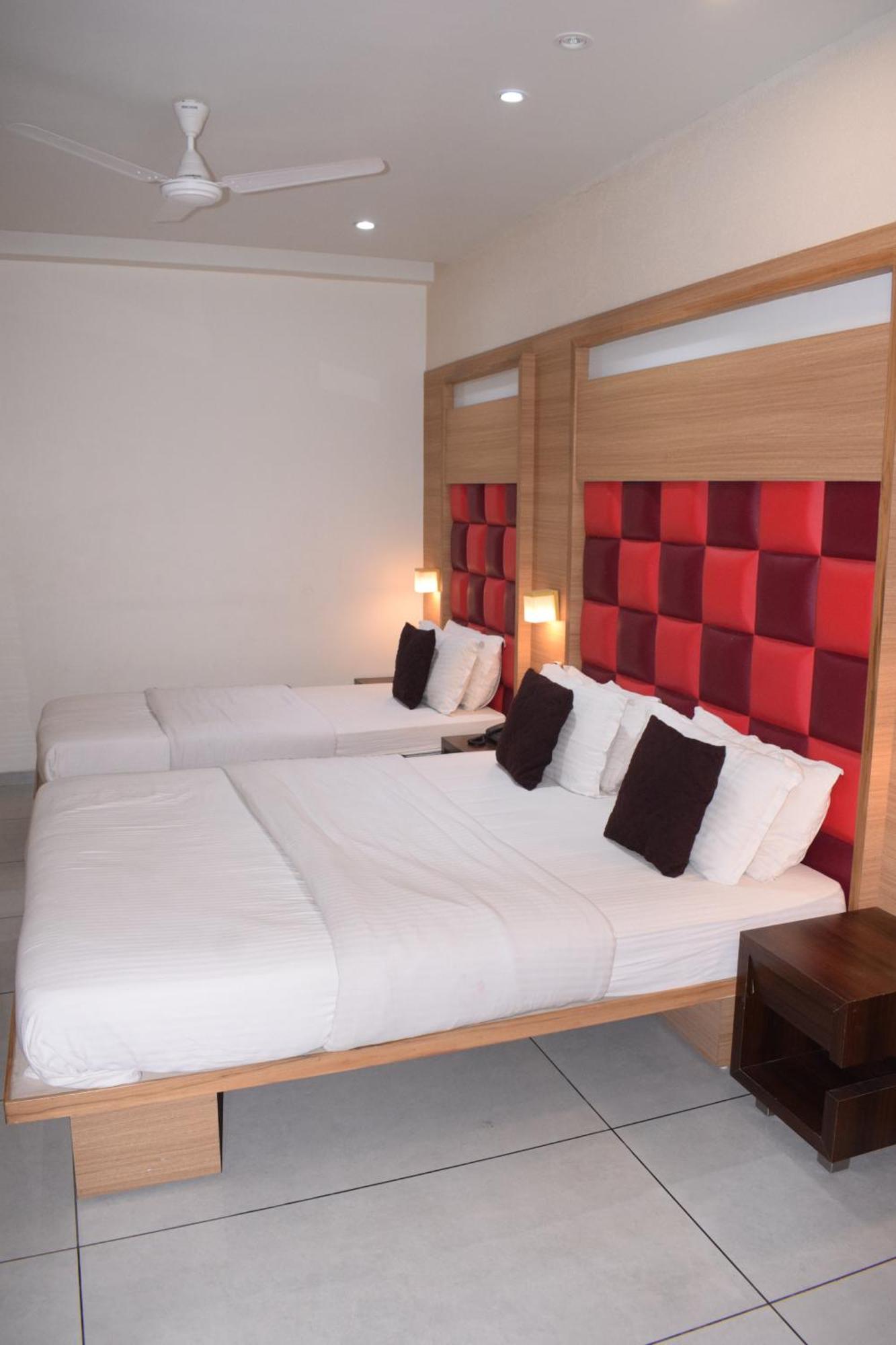 Hotel Viram Pārdi エクステリア 写真